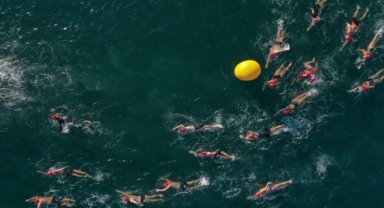 İzmir'de Körfez Festivali kapsamında Büyükşehir Belediye Başkanı Soyer de denize girdi