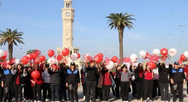 İzmir polisinden öğrencilere Cumhuriyet şenliği etkinliği