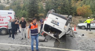 Kütahya'da devrilen minibüsün sürücüsü öldü