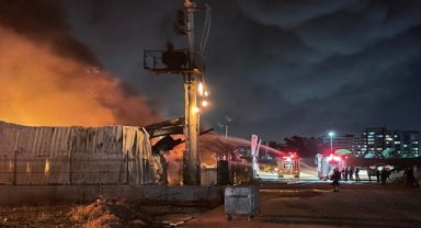 Manisa'da kauçuk fabrikasında çıkan yangına müdahale sürüyor
