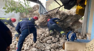 Manisa'da yıkmaya çalıştığı duvarın altında kalan kişi öldü