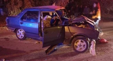 Manisa'da zeytin ağacına çarpan otomobilde 1 kişi öldü, 3 kişi yaralandı
