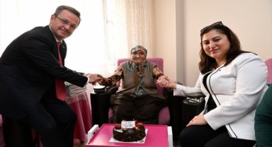 Manisa Valisi Ünlü'den 100 yaşına giren Ayşe nineye kutlama