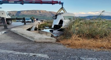 Muğla'da kanala düşen otomobildeki iki kişi yaralandı