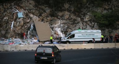 Muğla'da kayalıklara çarparak parçalanan tırın sürücüsü öldü