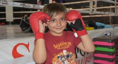Serebral palsili küçük Anıl, hareket kabiliyetini sporla geliştiriyor