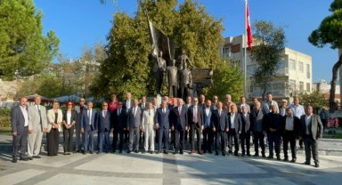 Söke Kaymakamı Akça'dan, görevinde 39 yılı geride bırakan muhtara plaket