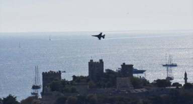 SOLOTÜRK Bodrum semalarında gösteri uçuşu yaptı