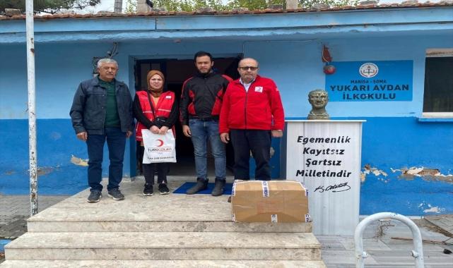 Soma'da Kızılay'dan okullara kıyafet yardımı