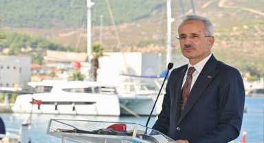 Ulaştırma ve Altyapı Bakanı Uraloğlu, Yeni Foça Yat Limanı'nı hizmete açtı