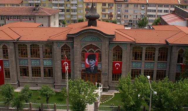 “ÜNLÜLER OKULU” AFYON LİSESİ’NİN BELGESELİ VE KİTABI HAZIRLANIYOR
