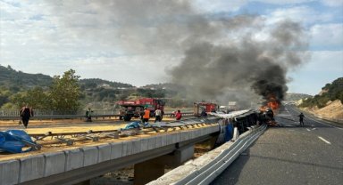 Uşak'ta devrilen tırın sürücüsü viyadükten düşerek öldü