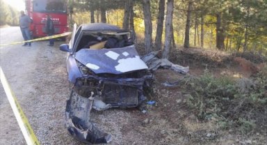 Uşak'ta kamyonla otomobilin çarpışması sonucu 1 kişi öldü, 3 kişi yaralandı