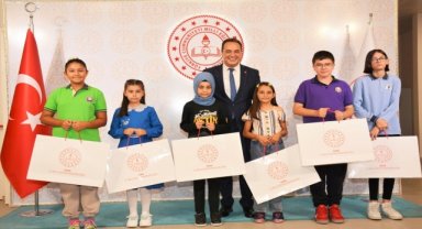 Uşak'ta resim ve karikatür yarışmasında dereceye giren öğrencilere ödülleri verildi