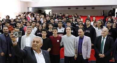 ZEYBEK BAŞKAN LİSE ÖĞRENCİLERİ İLE SÖYLEŞİ YAPTI