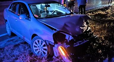 Afyonkarahisar'da bariyere çarpan otomobildeki 5 kişi yaralandı