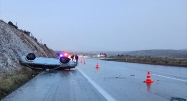 Afyonkarahisar'da devrilen otomobildeki 3 kişi yaralandı