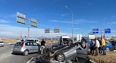 Afyonkarahisar'da iki otomobilin çarpıştığı kazada 5 kişi yaralandı