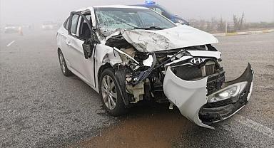 Afyonkarahisar'da otomobilin traktör römorkuna çarptığı kazada 7 kişi yaralandı