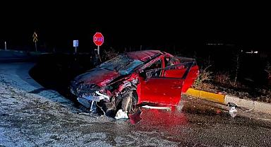 Afyonkarahisar'da refüje çarpan otomobilin sürücüsü öldü