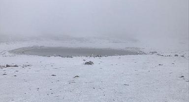 Afyonkarahisar'ın yüksek kesimlerine kar yağdı