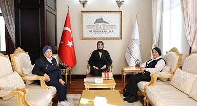 Afyonkarahisar Valisi, Yönetmen Yücel Çakmaklı'nın ailesini kabul etti.