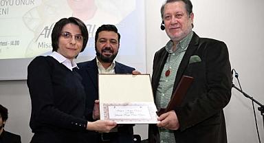 Ahmet Özhan, Afyon Kocatepe Üniversitesi tarafından Yaşam Boyu Onur Ödülü'ne layık görüldü.