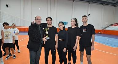 BAŞKAN DR. MUSTAFA ÇÖL VOLEYBOL FİNAL MAÇINI İZLEDİ