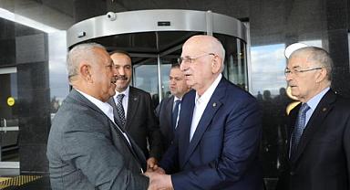 Belediye Başkanı Mehmet Zeybek, İsmail Kahraman'ı şehre uğurladı.