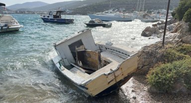 Bodrum'da fırtına nedeniyle bazı tekneler kayalıklara sürüklenip parçalandı, bazıları su aldı