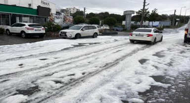 Bodrum'da kara yoluna dökülen kimyasal, yağmurla köpük haline geldi