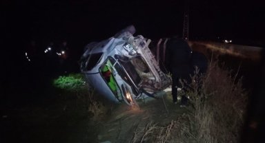 Bolvadin'de şarampole devrilen otomobildeki 2 kişi yaralandı