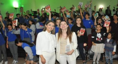 Çeşme'de öğrenciler yazar Şermin Yaşar ile buluştu
