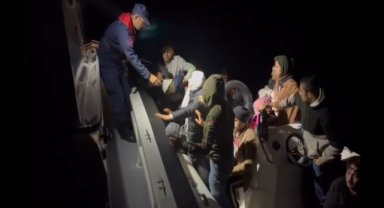 Fethiye açıklarında lastik bottaki 26 düzensiz göçmen kurtarıldı