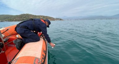 Fethiye'de deniz yüzeyindeki plastik atıklar toplandı