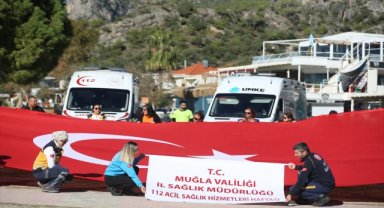 Fethiye'de sağlıkçılar yamaç paraşütü atlayışında Türk bayrağı açtı