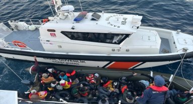 İzmir açıklarında 40 düzensiz göçmen yakalandı