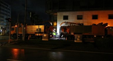 İzmir'de denizin taşması sonucu su basan iş yerlerinde tahliye çalışmaları sürüyor