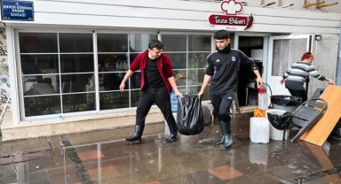 İzmir'de denizin taşması sonucu su basan iş yerlerinde tahliye ve temizlik çalışmaları sürüyor