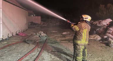 İzmir'de tekstil deposunda çıkan yangına müdahale ediliyor