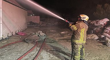 İzmir'de tekstil deposunda çıkan yangın söndürüldü