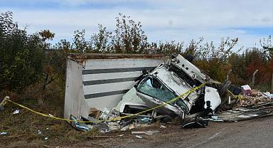 Kamyon ile hafif ticari aracın çarpıştığı kazada 2 kişi öldü