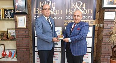 KENT VE BAŞKAN DERGİSİNDEN BAŞKAN DR. MUSTAFA ÇÖL’E ÖDÜL
