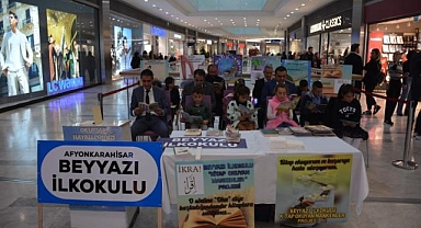 Kitap Okuyan Mankenler Projesi