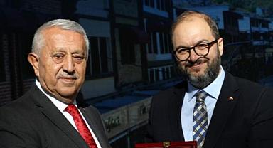 UZUN ÇARŞI ESNAFLARINDAN ZEYBEK BAŞKAN´A TEŞEKKÜR PLAKETİ