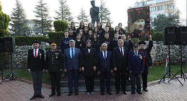 Zeybek, Atatürk'ü Anma Günü etkinliğinde çelenk sundu.
