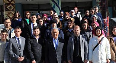ZEYBEK BAŞKAN´DAN ÖĞRENCİLERE KAYNAK KİTAP DESTEĞİ