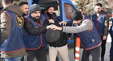 Afyonkarahisar'da av tüfeğiyle vurulan 3'ü kadın 4 kişi öldü