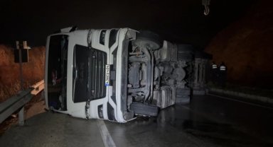 Afyonkarahisar'da devrilen fayans yüklü tırın sürücüsü yaralandı