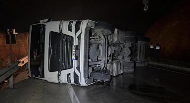Afyonkarahisar'da devrilen fayans yüklü tırın sürücüsü yaralandı